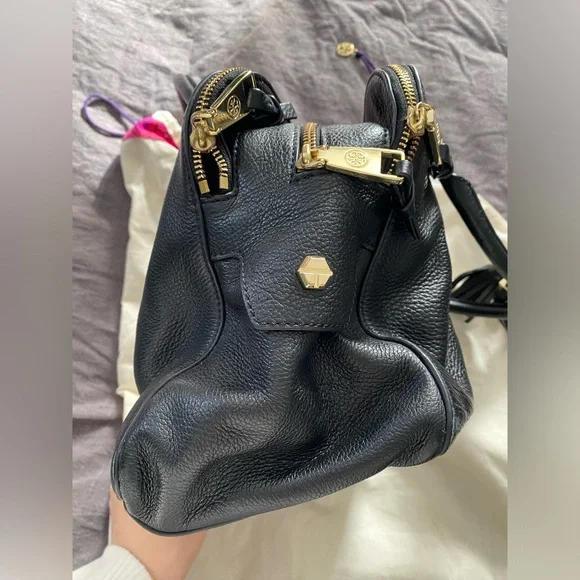 Tory Burch- Black Leather Handbag with gold hardware and tassels embossed logo - Picture 10 of 17